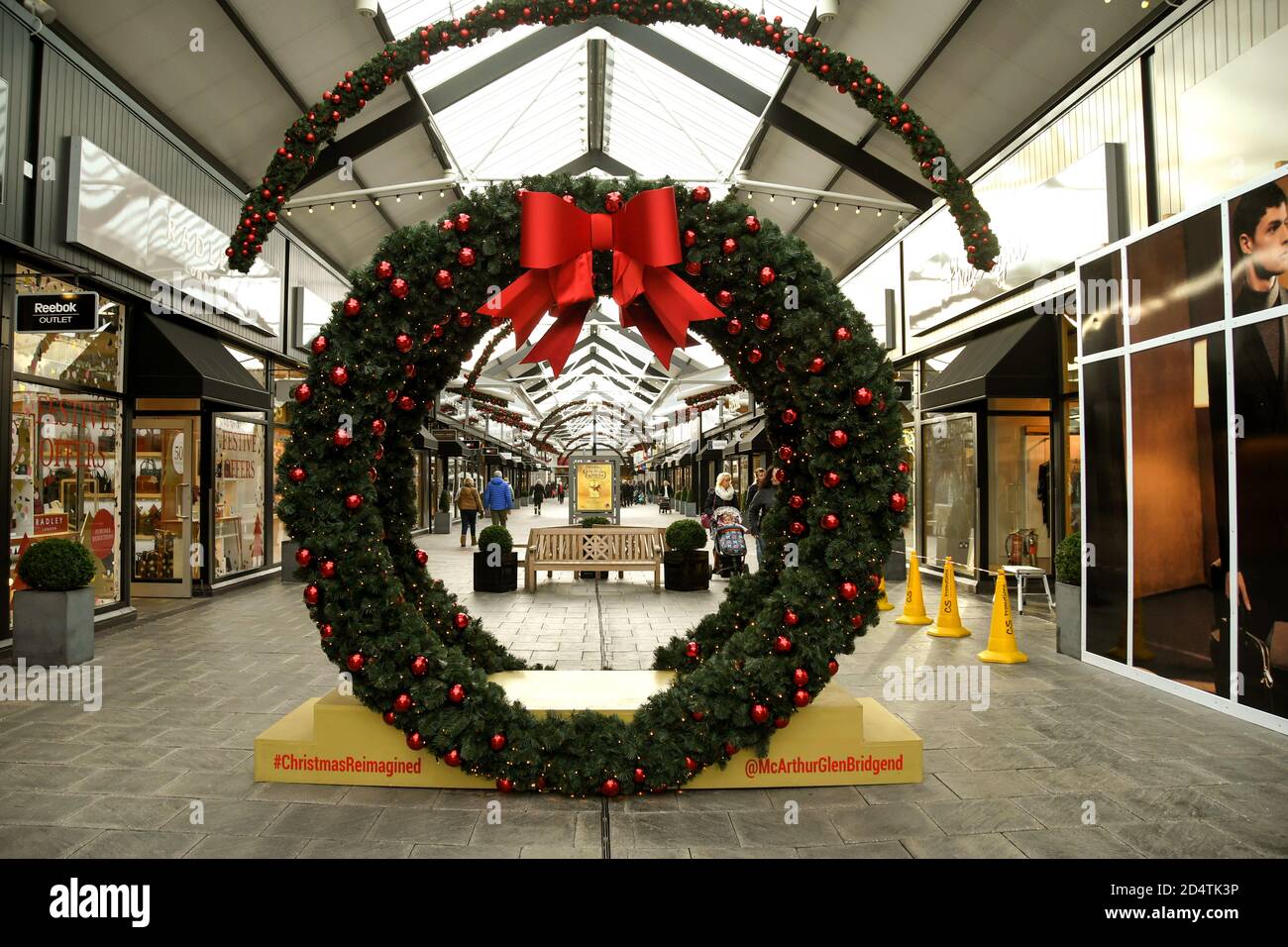 Bridgend, Wales - Dezember 2017: Großer Weihnachtskranz in einem Designer-Outlet Stockfoto