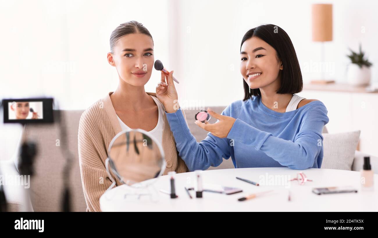 Asiatische Frau Tun Make-Up Für Sie Schön Modell Stockfoto