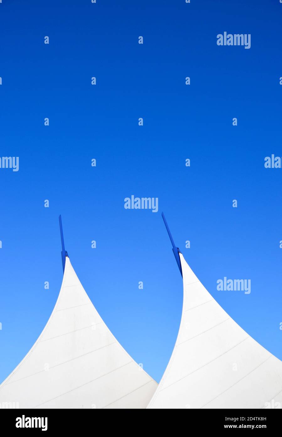 Geometrisch geformtes Dach eines Gebäudes gegen einen blauen Himmel. Keine Personen. Speicherplatz kopieren. Stockfoto