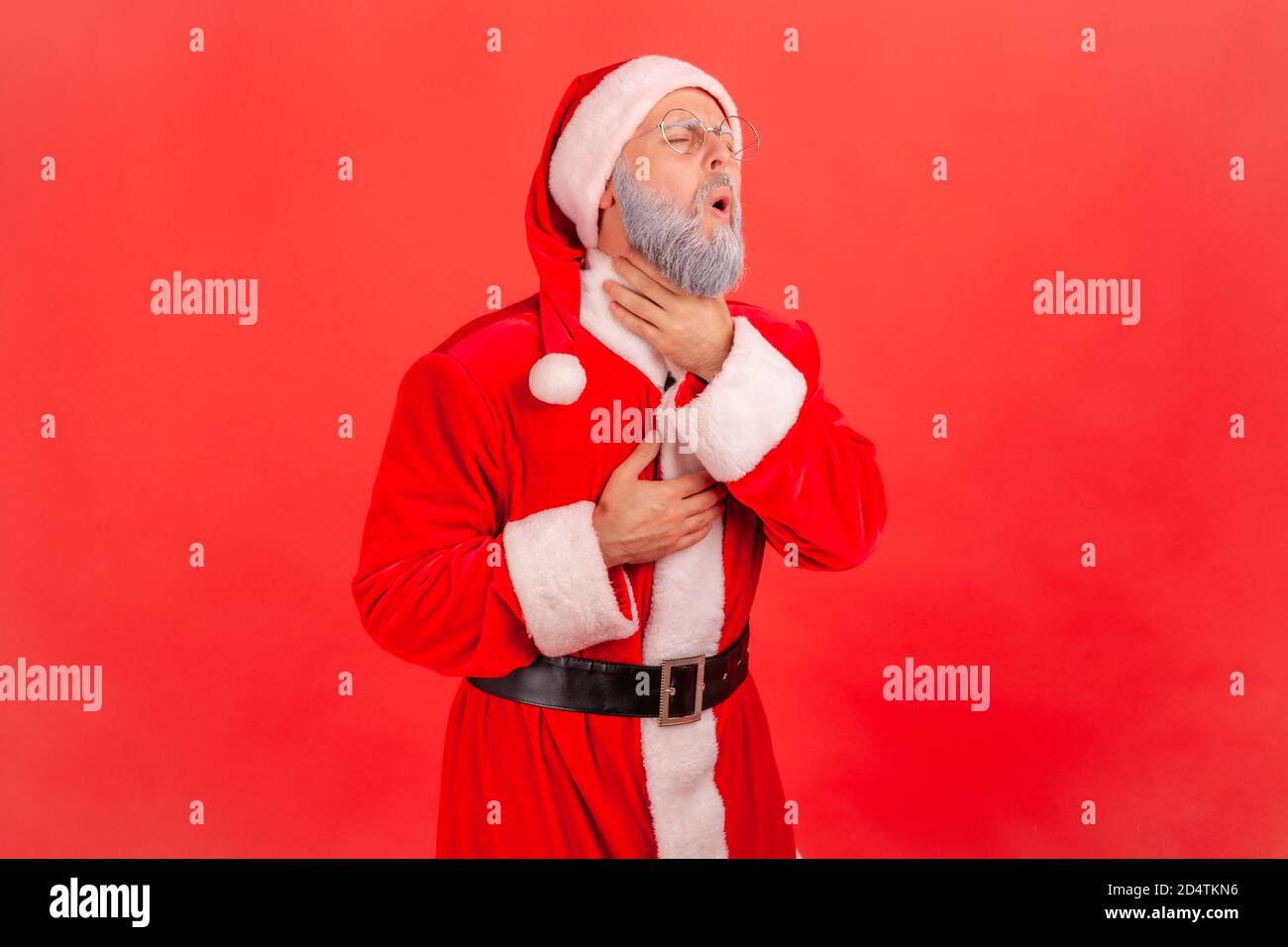 Porträt eines erwachsenen Mannes im weihnachtsmann Kostüm berühren Hals, leiden an unangenehmen Halsschmerzen, Mandelentzündung, Schilddrüse, Entzündung. Stu Stockfoto