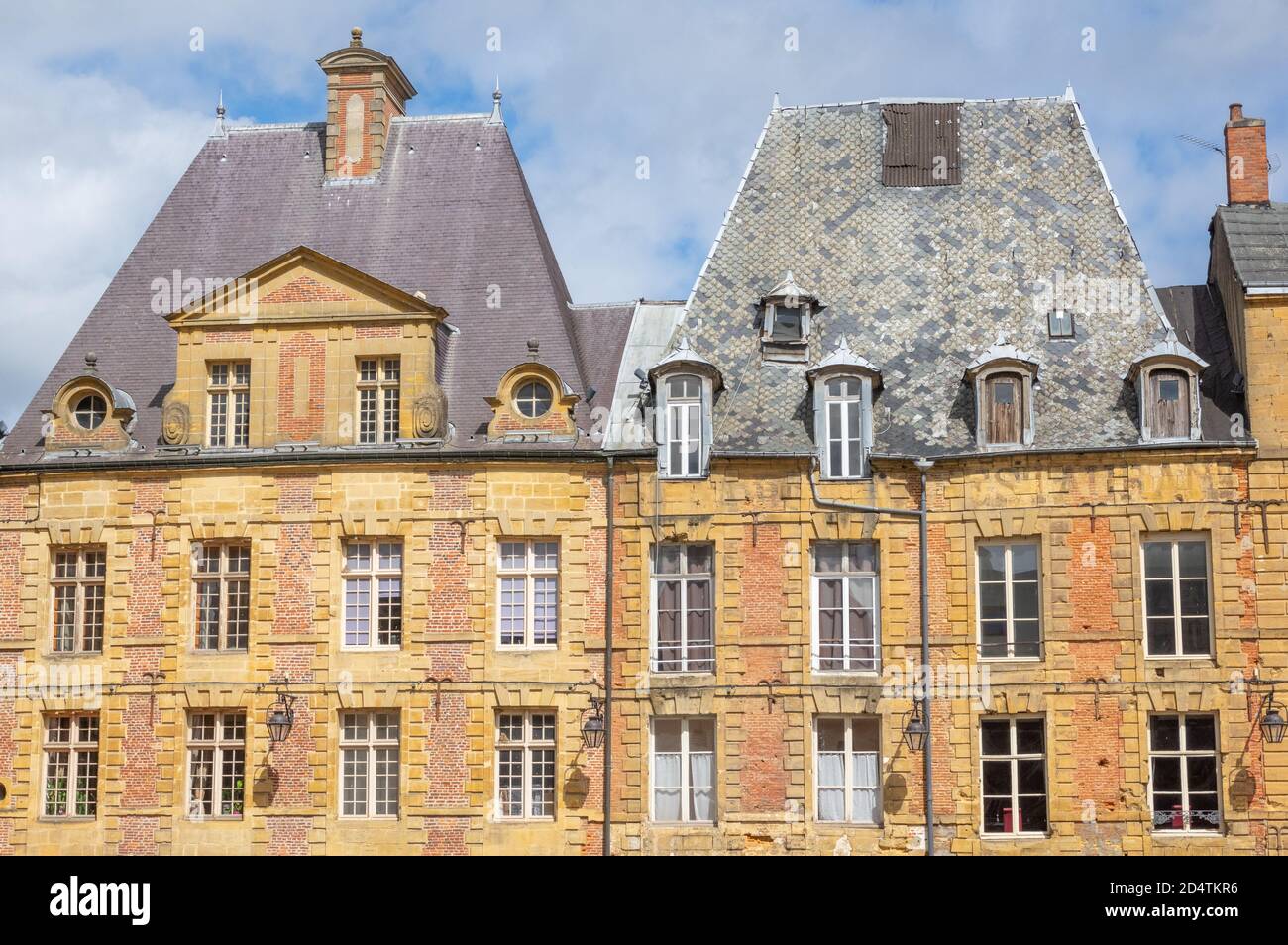 Leere Cafétische auf dem Hauptplatz Place Ducale von Charleville-Mézières im Departement Ardennen in der französischen Region Grand Est Stockfoto