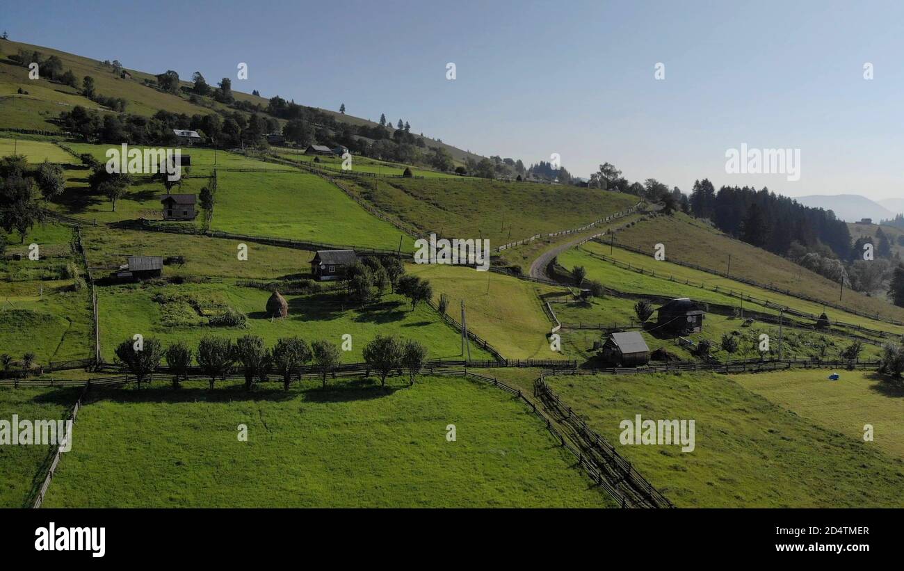 Schönes Dorf in den Bergen. Stockfoto