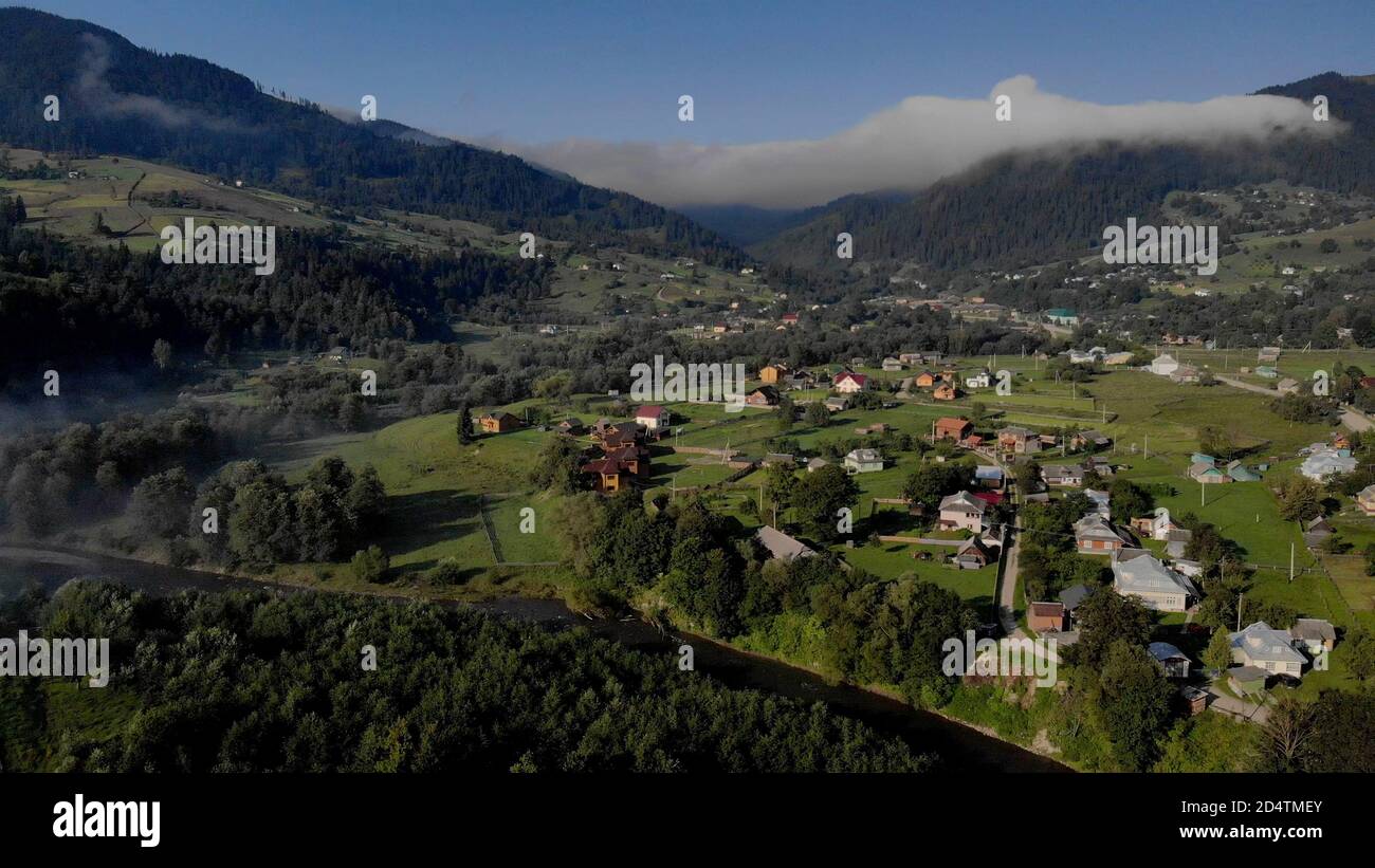 Dorf in den Bergen Luftbild. Stockfoto