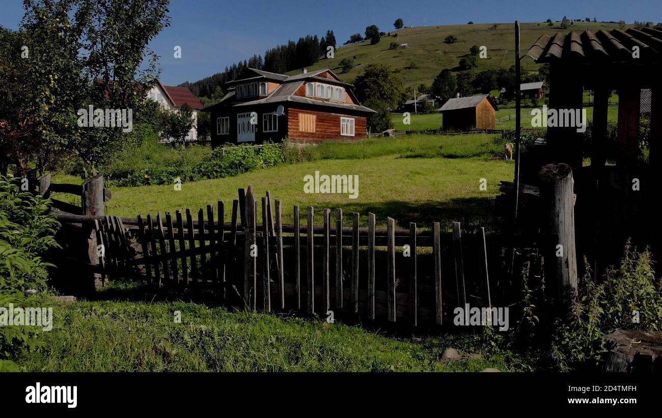 Holzhütten mit Zaun. Stockfoto