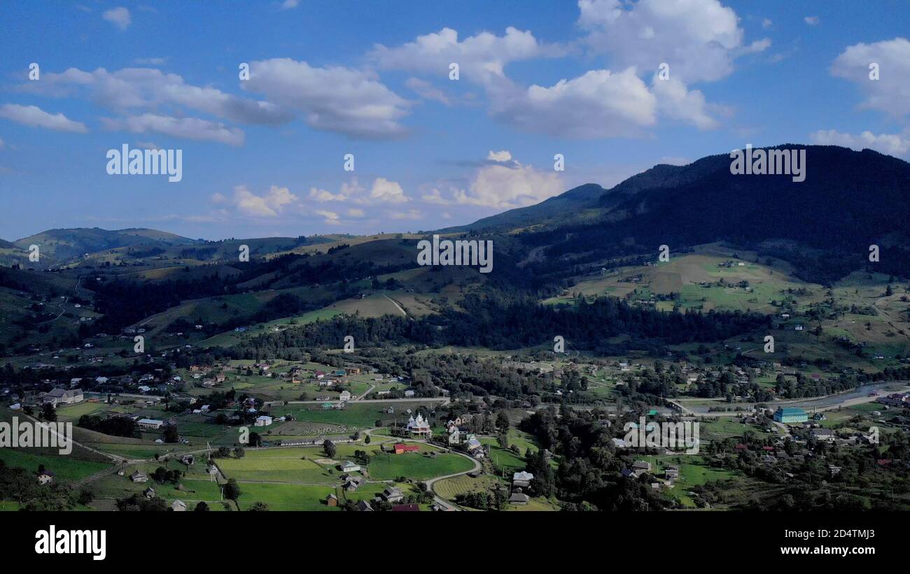 Topansicht des Dorfes in den Bergen. Stockfoto