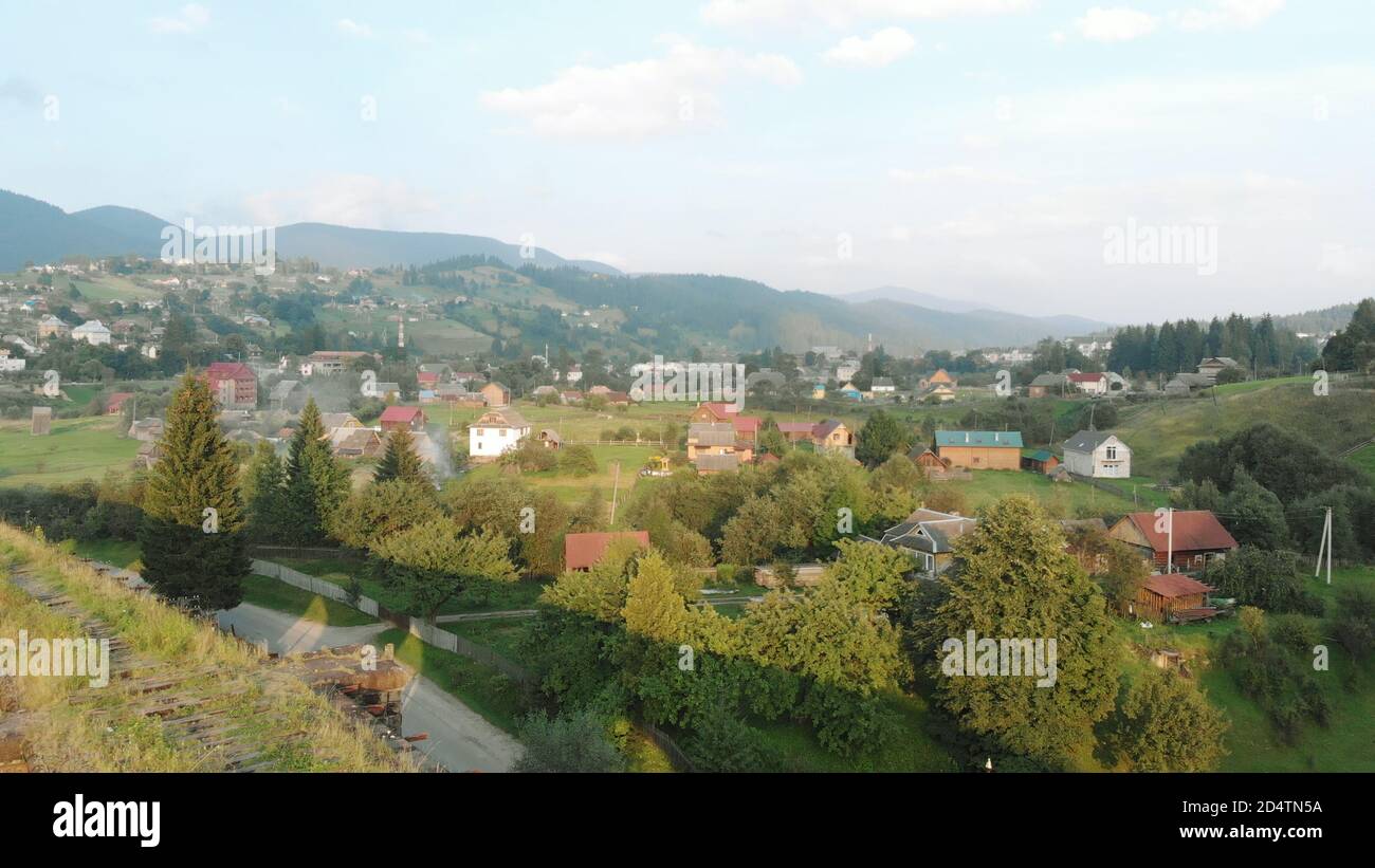 Dorf in den Bergen Luftbild. Stockfoto