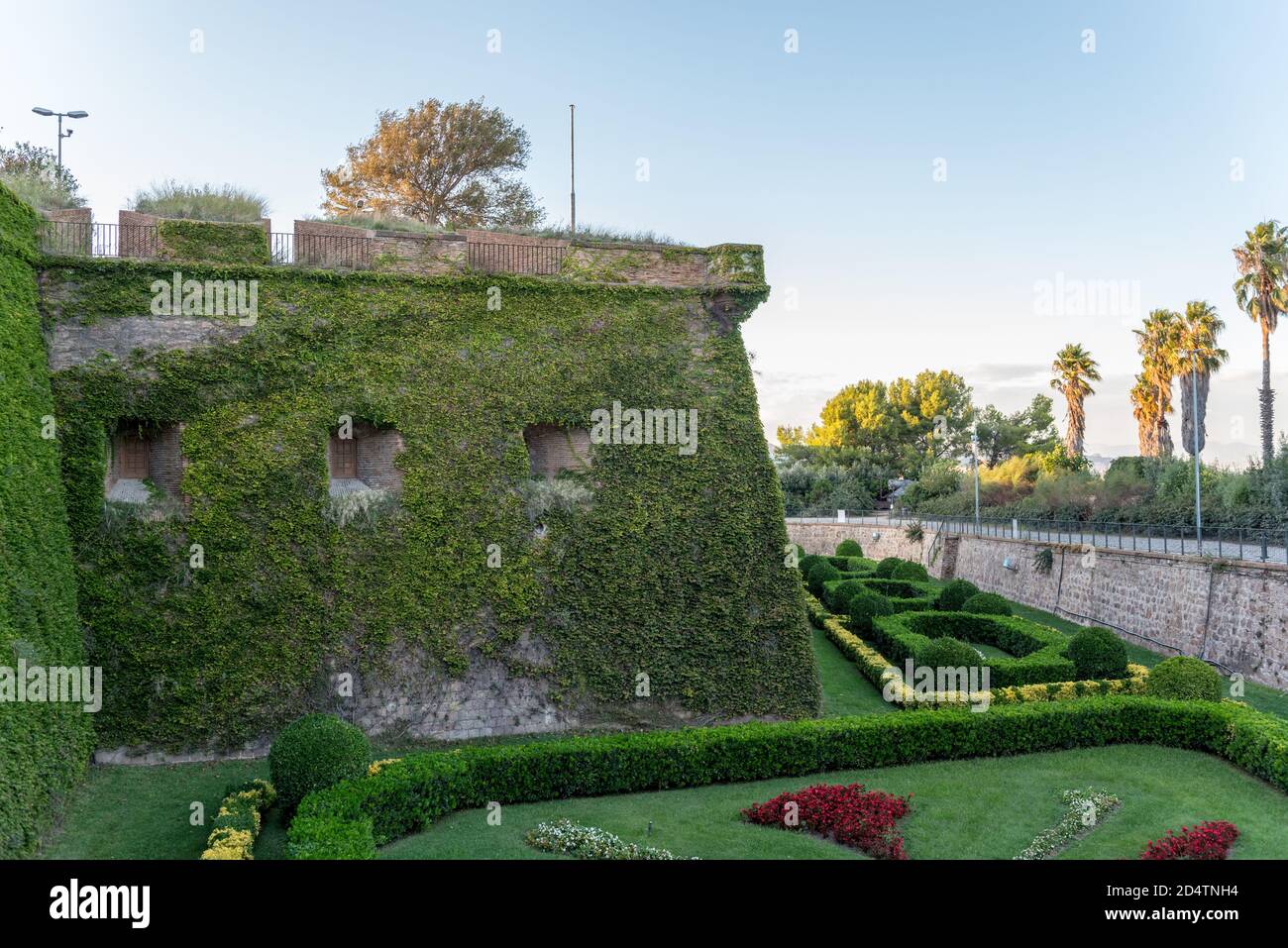 Barcelona , Spanien : September 26 , 2020 : die Burg Montjuic ist eine alte Militärfestung, deren Wurzeln bis ins Jahr 1640 zurückreichen und auf dem Hügel Montjuïc i erbaut wurden Stockfoto