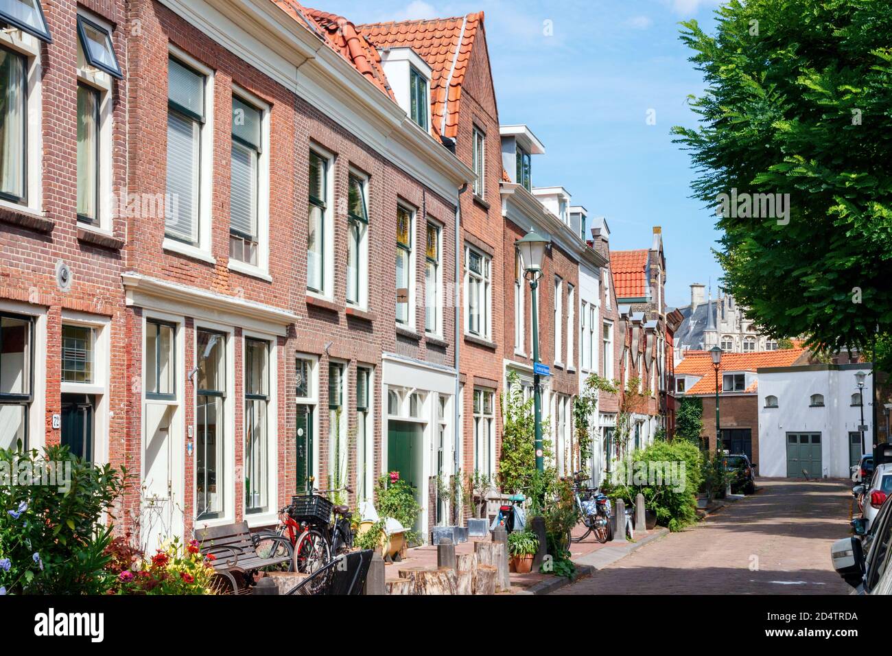 Blick auf das Stadtzentrum von Gouda. Achter de Vismarkt Straße mit typisch holländischen Häusern an einem sonnigen Nachmittag. Südholland, Niederlande. Stockfoto