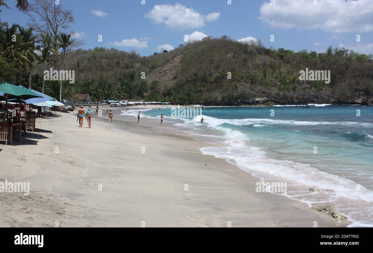 Crystal Bay in Nusa Penida, Indonesien mit weißem Sandstrand und klarem blauen Wasser Stockfoto
