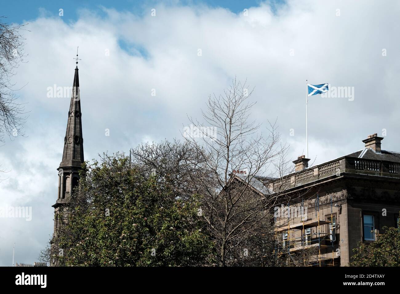 Die Flagge von Saltyre fliegt in Edinburgh, Schottland Stockfoto