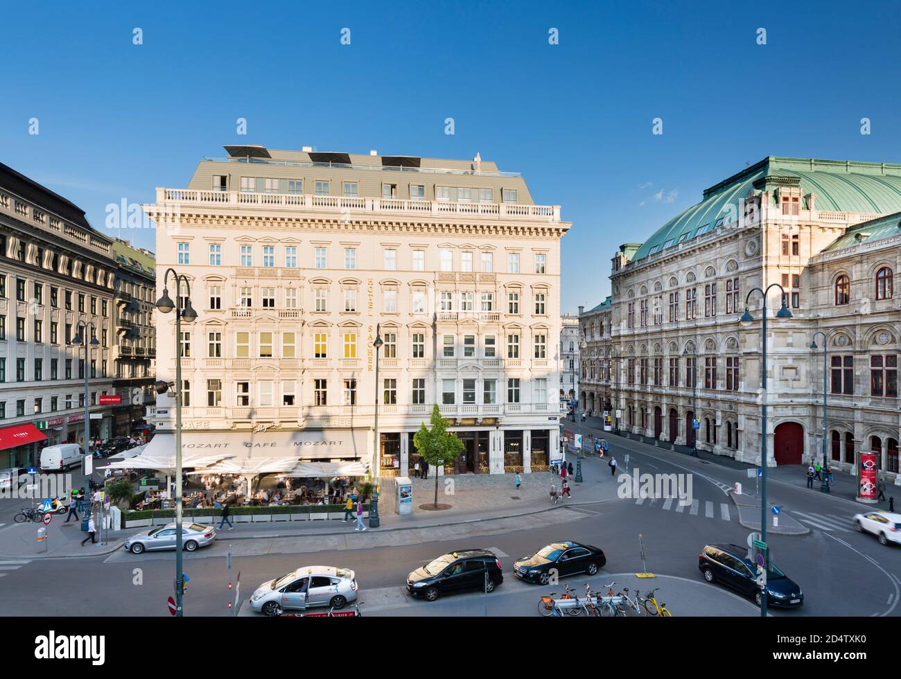 WIEN - 3. MAI: Verkehr auf dem Albertinaplatz vor dem Hotel Sacher und Cafe Mozart mit der Oper rechts in Wien, Österreich am 3. Mai 20 Stockfoto