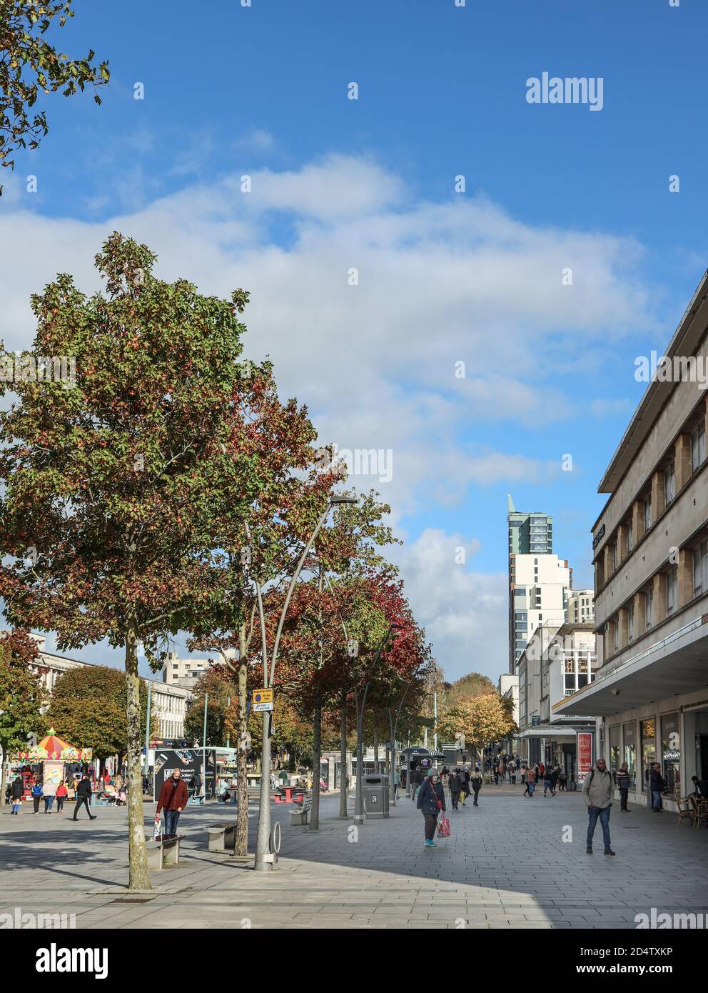 Shopper auf dem Armada Way im Stadtzentrum von Plymouth. Werden neue Lockdown-Maßnahmen dem High Street Heritage Action Plan entgegenwirken? Stockfoto