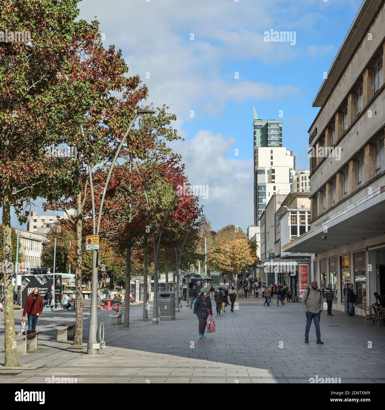 Shopper auf dem Armada Way im Stadtzentrum von Plymouth. Werden neue Lockdown-Maßnahmen dem High Street Heritage Action Plan entgegenwirken? Stockfoto