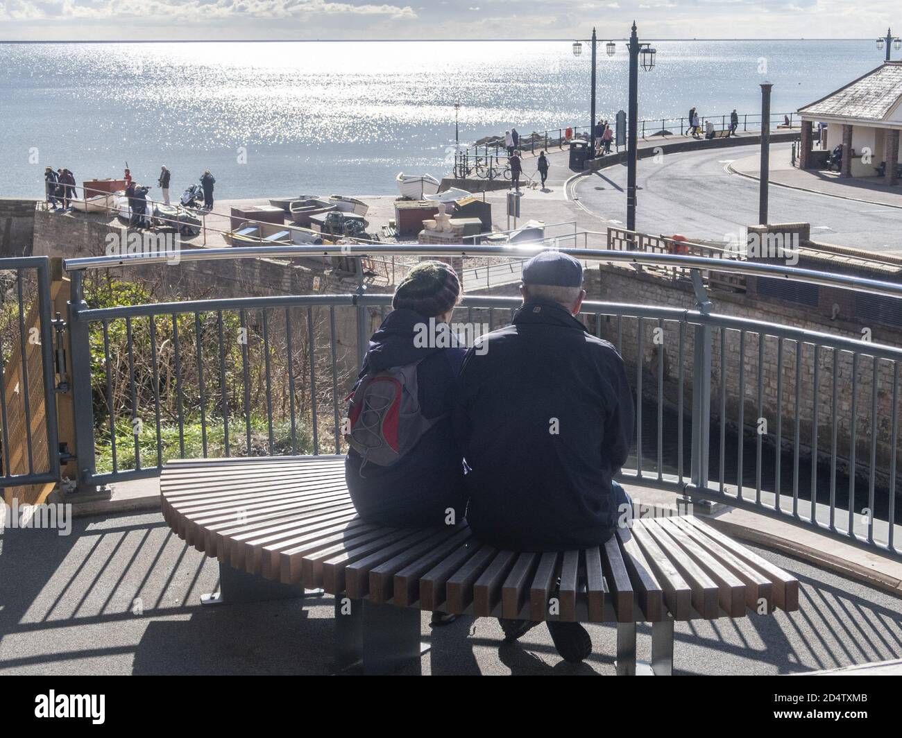 Sidmouth, Devon, 11. Okt 2020 die Menschen blicken von der neuen Alma Bridge in Sidmouth, Teil des legendären South West Coastal Path. Die alte Brücke wurde geschlossen, da die Küstenerosion ihre Fundamente bedrohte, und die Arbeiten an der Ersetzung begannen im August 2019. Aufgrund der Coronavirus-Pandemie wurden die Arbeiten bis in diesem Frühjahr erheblich verzögert. Die neue Brücke überquert den Fluss Sid, und Bewohner und Wanderer können den südwestlichen Küstenweg ohne Umleitung ins Landesinnere fortsetzen. Kredit: Photo Central/Alamy Live Nachrichten Stockfoto