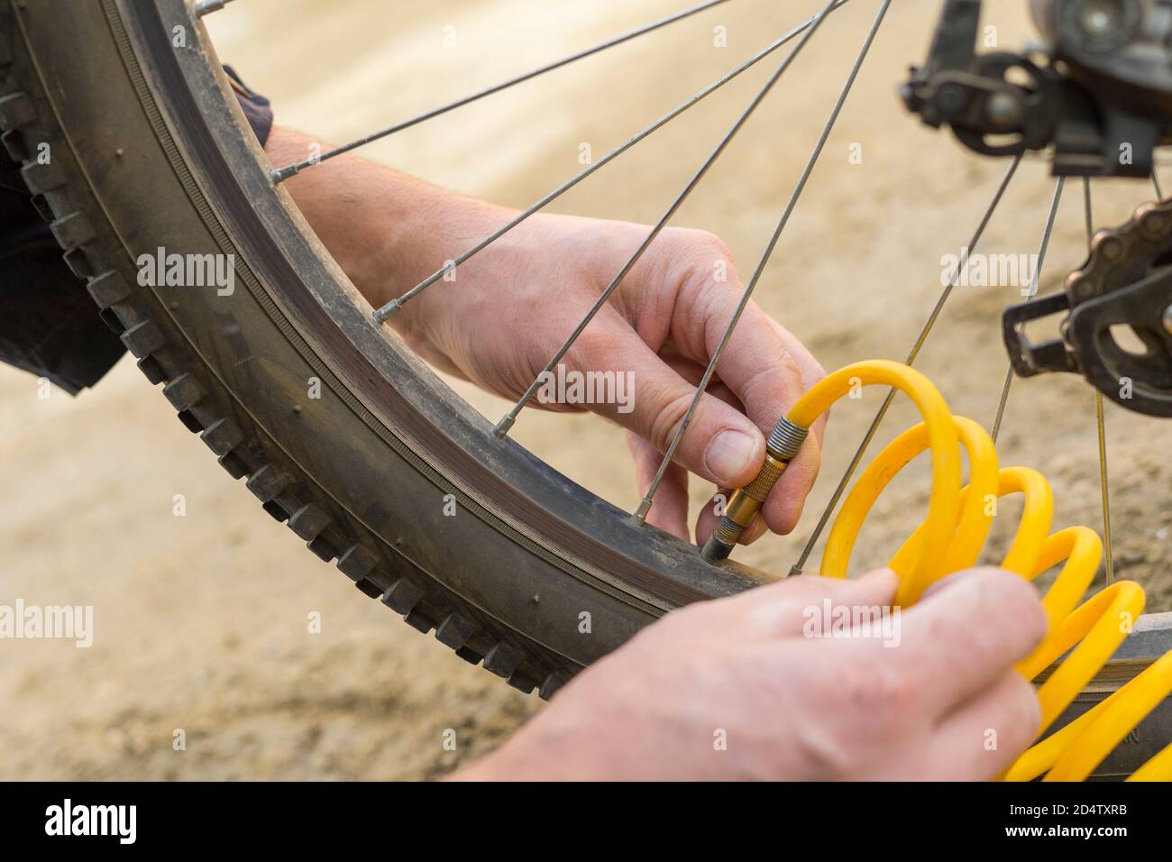 Eine Person bläst ein Fahrrad Rad mit Druckluft auf. Weichfokus. Geringe Schärfentiefe. Nahaufnahme. Stockfoto
