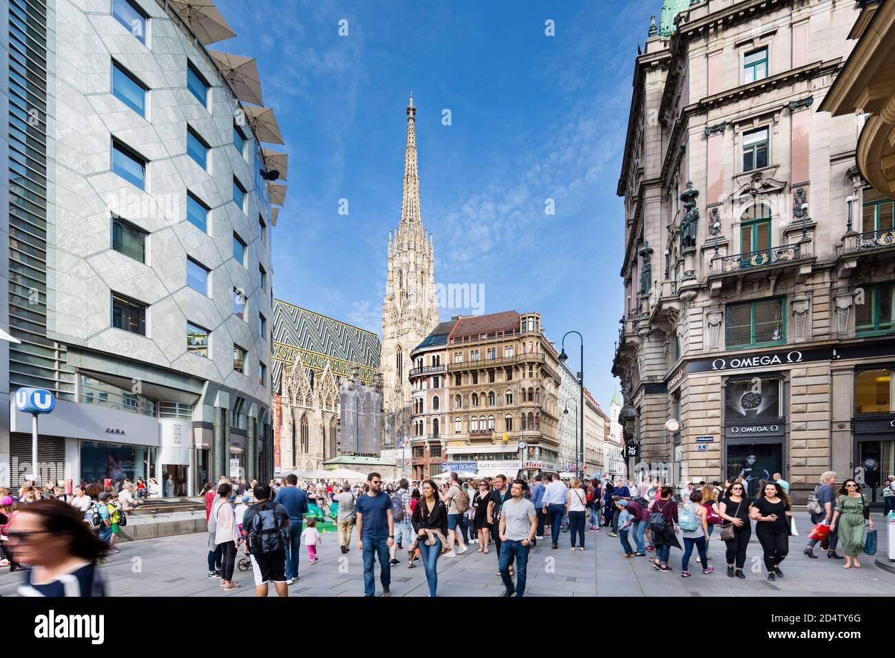 WIEN - 5. MAI: Blick auf den Stephansdom am Graben mit Menschen in Wien, Österreich am 5. Mai 2018 Stockfoto