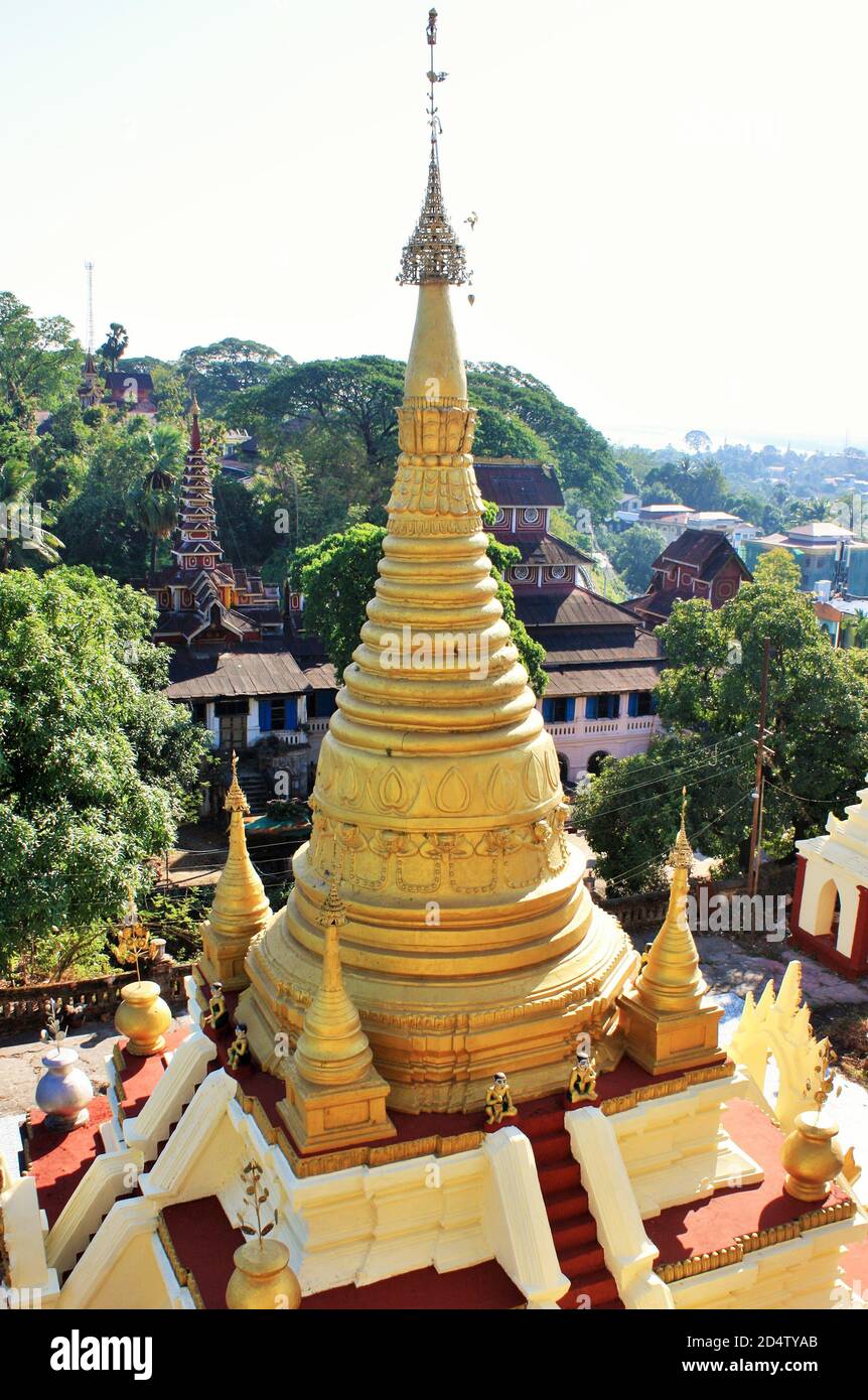 Blick auf eine goldene Pagode und religiöse Gebäude auf der Südseite der Kyaikthanlan Pagode oder die Old Moulmein Pagode in Mawlamyine, Myanmar Stockfoto