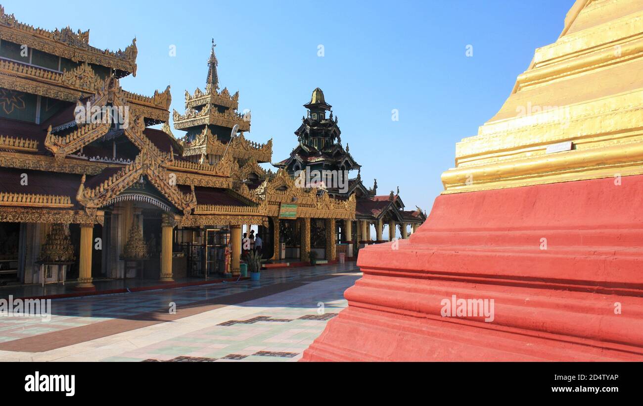 Mawlamyine, Mon State / Myanmar - 7. Dezember 2019: Blick auf Tempelgebäude im Innenhof der Kyaikthanlan Pagode oder Old Moulmein Pagode Stockfoto