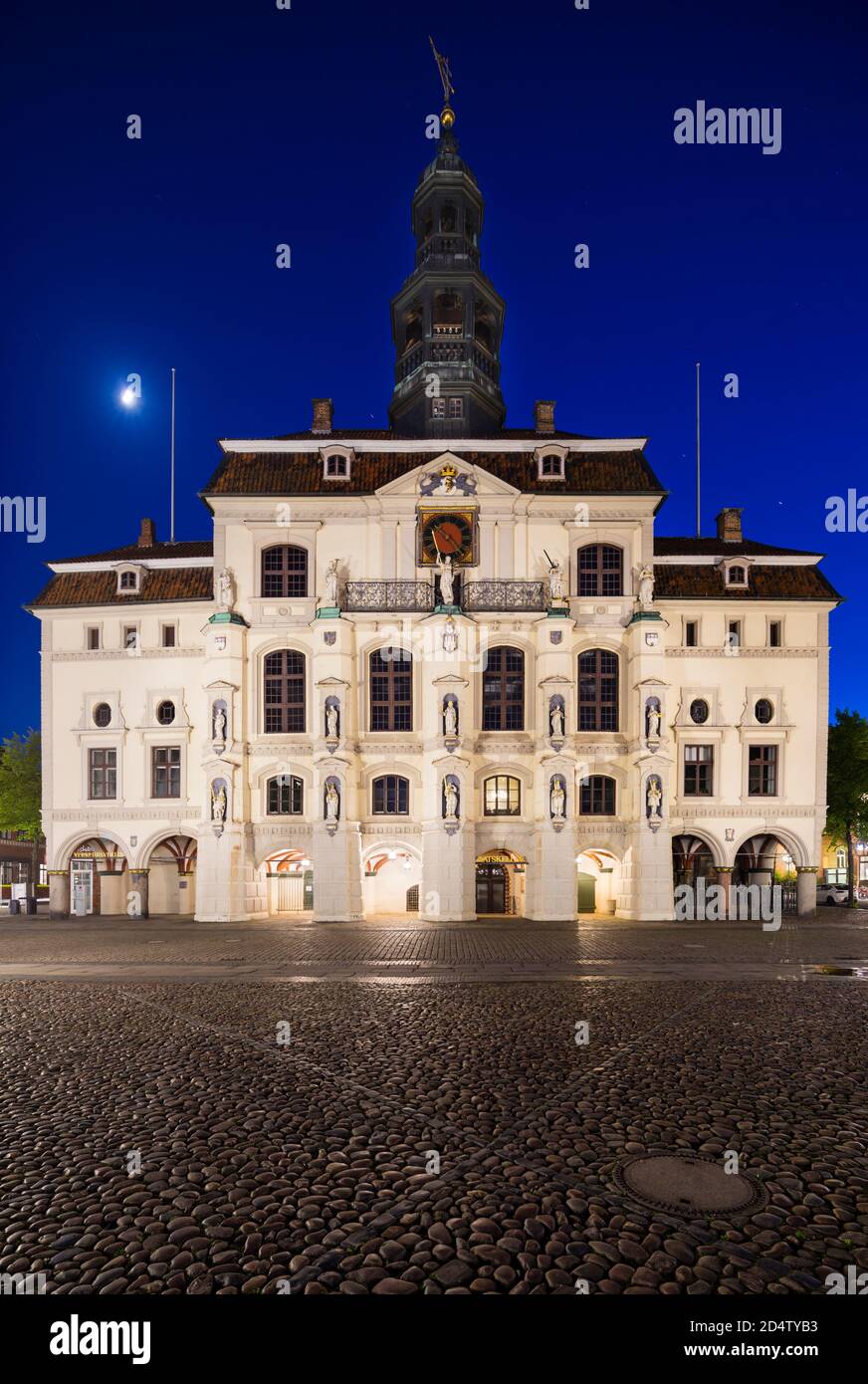 LÜNEBURG - JUNI 05: Das alte Rathaus am Marktplatz in Lüneburg mit nächtblauem Himmel und Mond am 10. Mai 2019. Stockfoto
