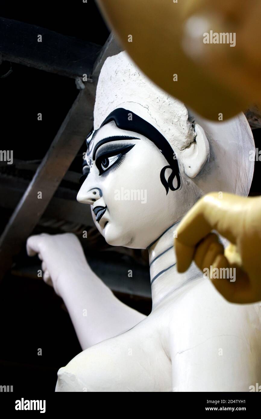 Porträt von maa Durga. Lehm Idol der Hindu Göttin Durga unter Vorbereitungen für Bengals Durga Puja Festival in Kumartuli in Kolkata. Stockfoto
