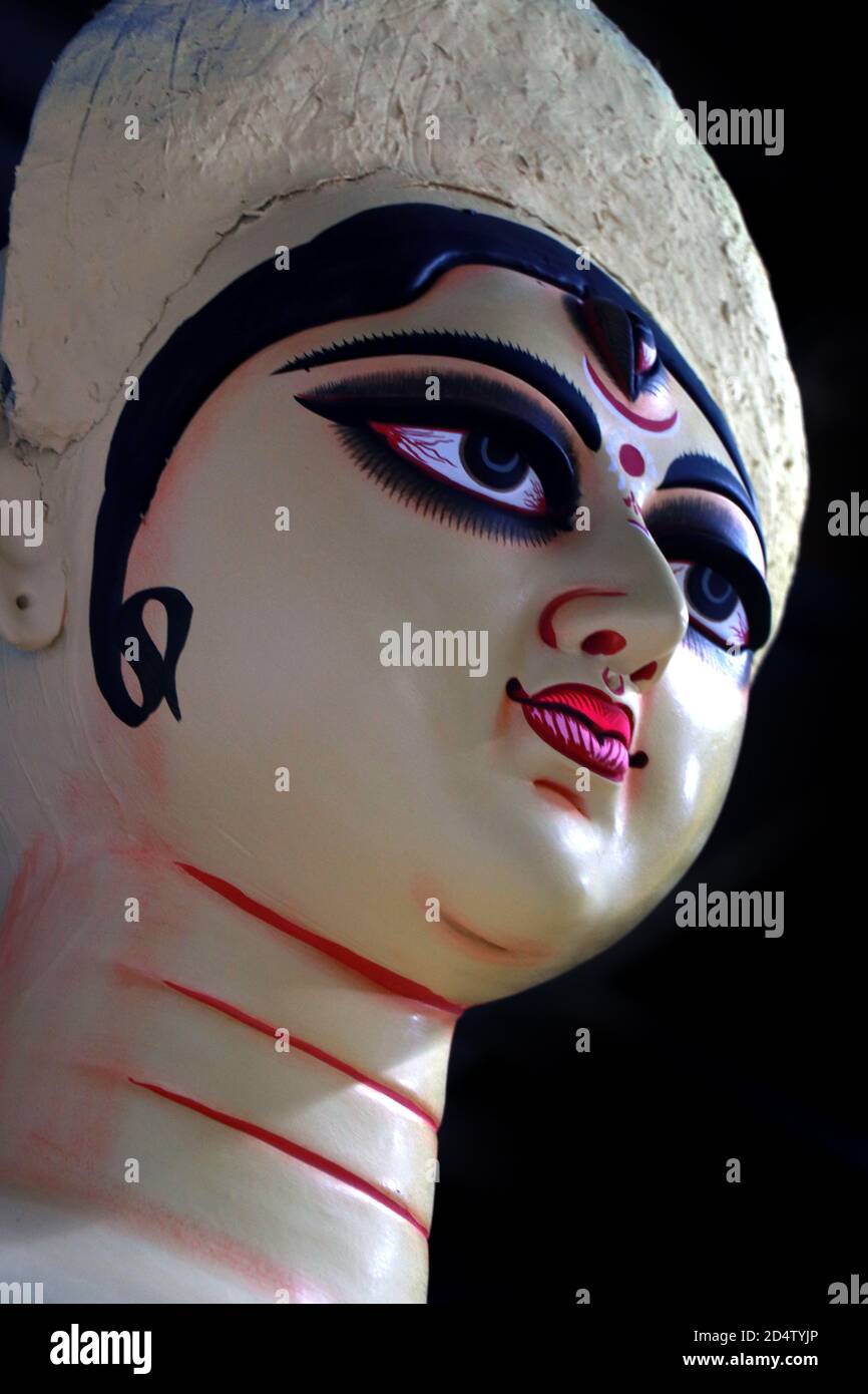 Porträt von maa Durga. Lehm Idol der Hindu Göttin Durga unter Vorbereitungen für Bengals Durga Puja Festival in Kumartuli in Kolkata. Stockfoto