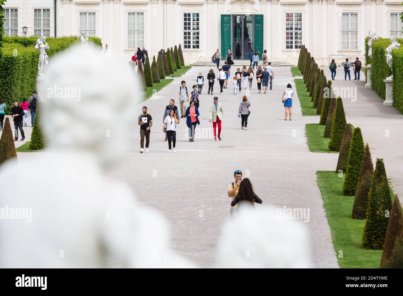 WIEN - 5. MAI: Über die Schulteransicht einer Statue zum Unteren Belvedere im Schlosspark Belvedere in Wien, Österreich mit einigen Touristen im ga Stockfoto
