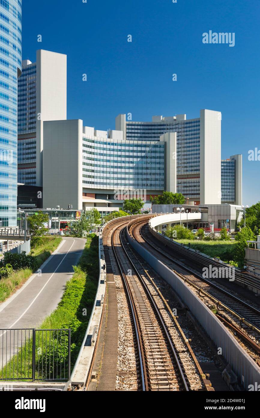 WIEN - 6. MAI: Das Vienna International Center oder UNO City mit Bahngleise am 6. Mai 2018. Stockfoto