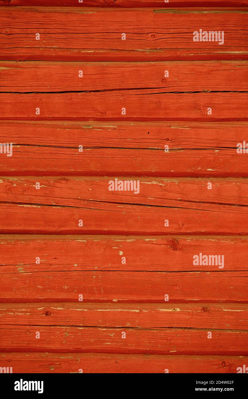 Nahaufnahme einer mit roter Ockerfarbe bemalten Blockwand, Finnland Stockfoto