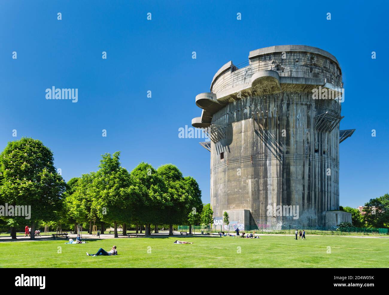 WIEN - 6. MAI: Einer der berühmten Flaktürme aus dem 2. Weltkrieg im Augarten in Wien, Österreich mit blauem Himmel und einigen Menschen am 6. Mai 201 Stockfoto