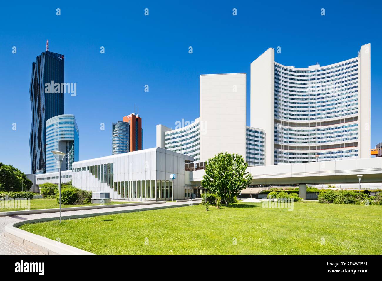 WIEN - 6. MAI: Das Vienna International Center oder UNO City mit grüner Wiese und blauem Himmel im Sommer am 6. Mai 2018 Stockfoto