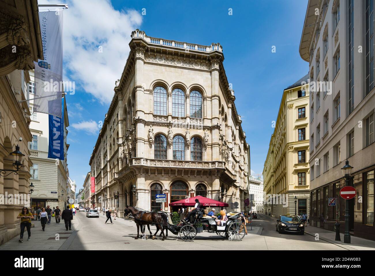 WIEN - 3. MAI: Blick entlang der Herrengasse in Wien, Österreich mit einer Kutsche vor dem Cafe Central am 3. Mai 2018 Stockfoto