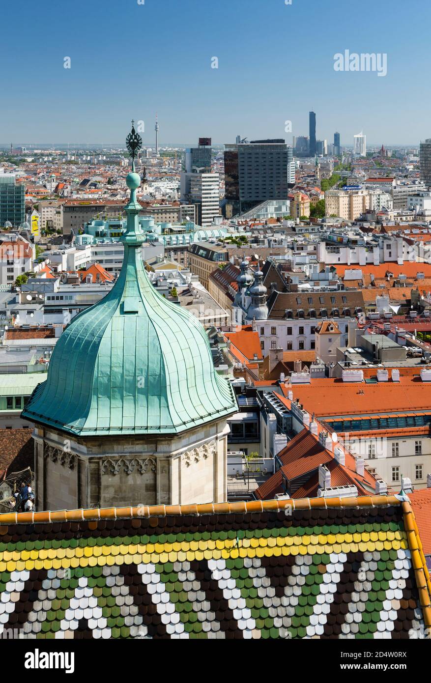 WIEN - 7. MAI: Wiener Stadtansicht über das Dach des Stephansdoms zur Donaustadt im Hintergrund, Österreich am 7. Mai 2018 Stockfoto