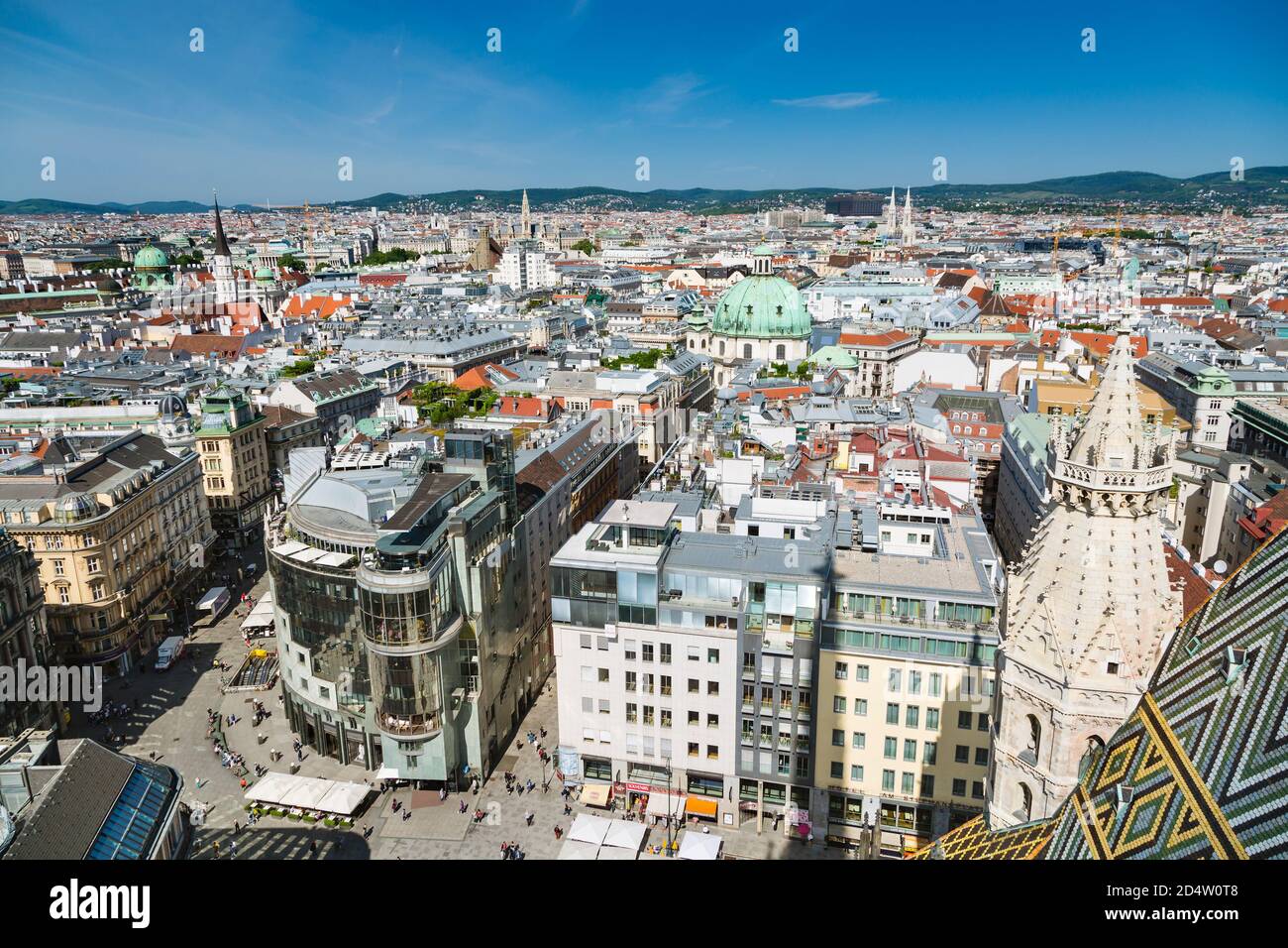 WIEN - 7. MAI: Blick über die Wiener Einkaufsstraße Graben mit vielen Kirchen im Hintergrund, Österreich am 7. Mai 2018 Stockfoto