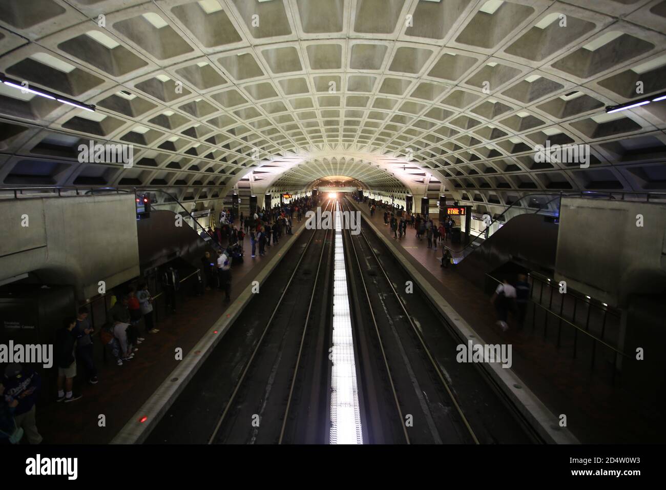 Metro Zug bewegen sich schnell in den Kanal in washington Stockfoto