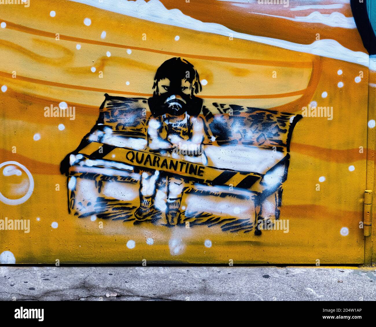 Straßenkunst des Menschen in Quarantäne auf dem Mauerwerk der Brauhaus Lemke Brauerei unter der S-Bahn in Mitte, Berlin. Stockfoto