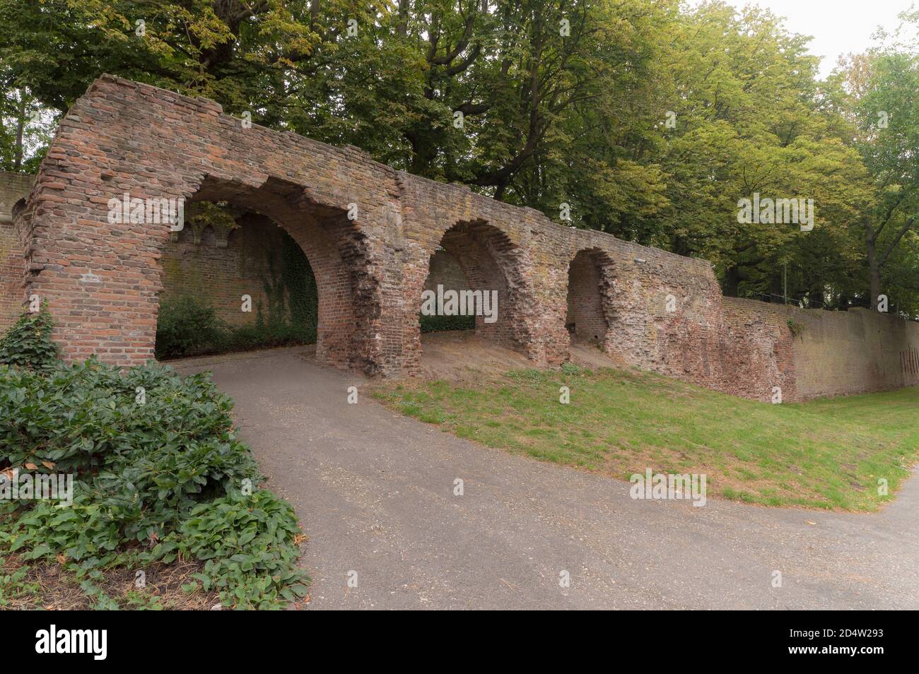 Ruinen der alten Stadtmauer in Nijmegen, Niederlande Stockfoto