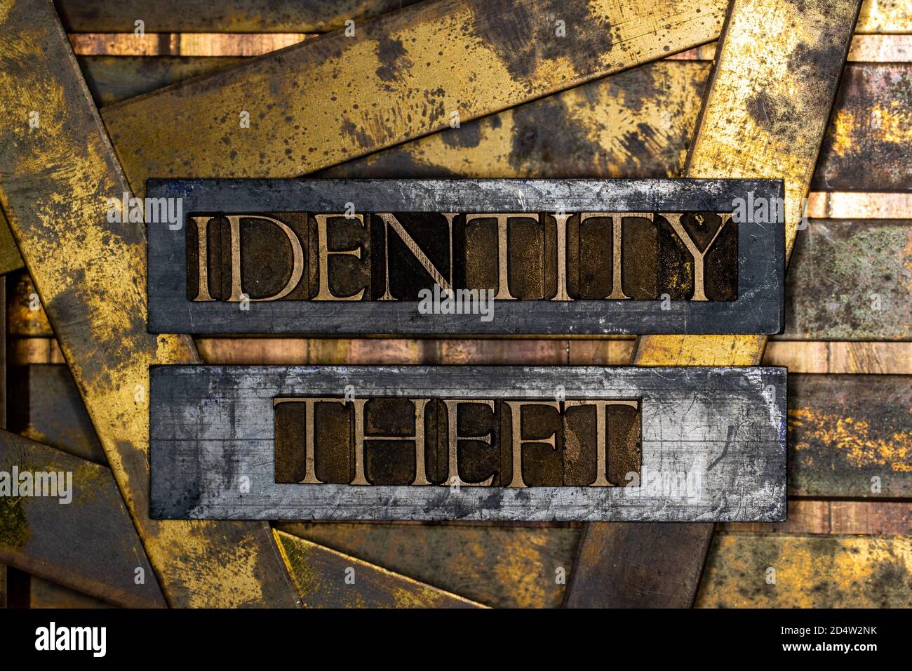 Identity Theft Textnachricht auf texturiertem Grunge Kupfer und Vintage Goldfarbener Hintergrund Stockfoto