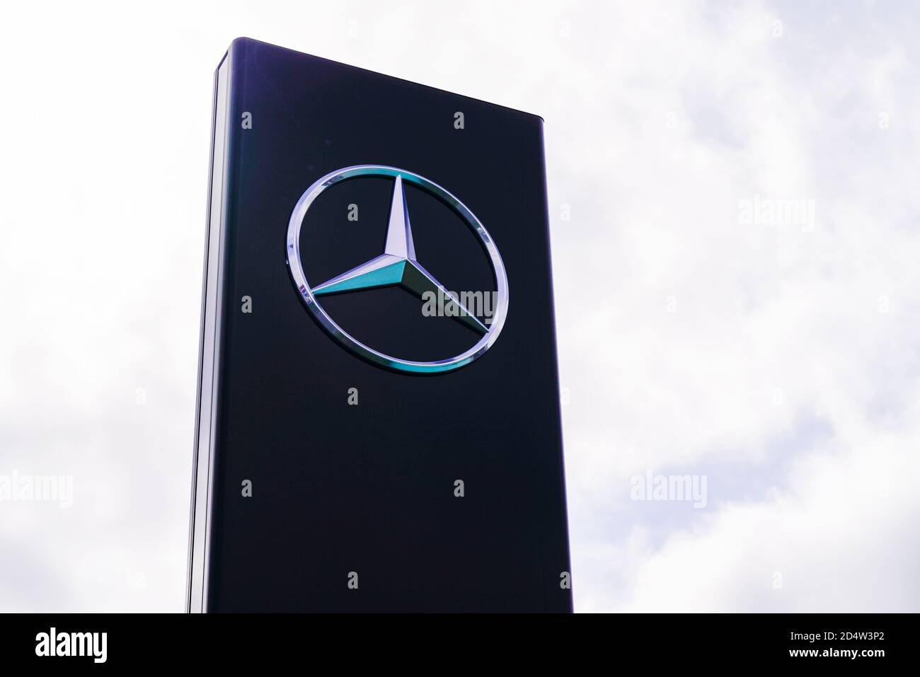 Mercedes Stern Am Turm Stockfotos Und Bilder Kaufen Alamy