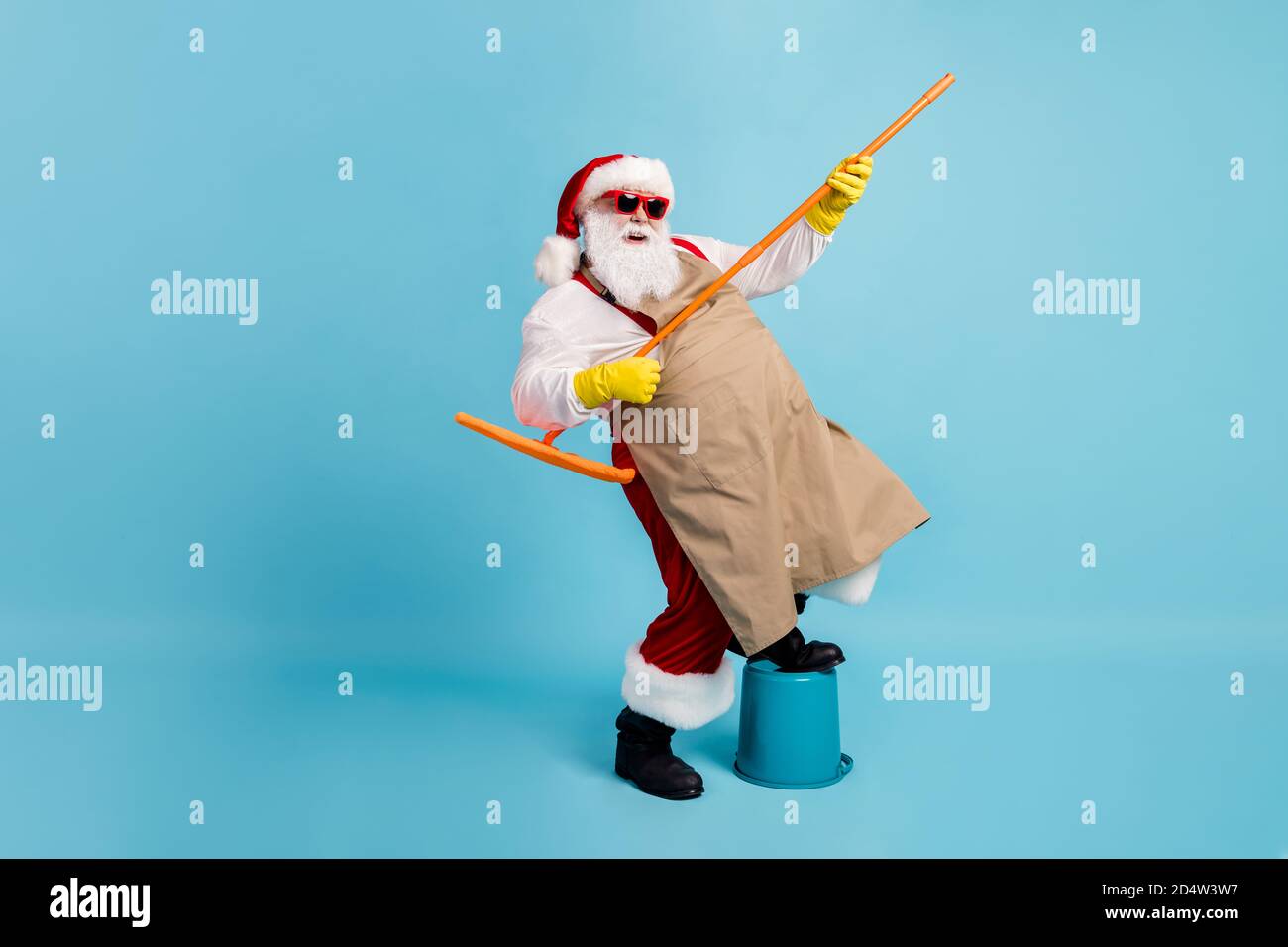In voller Länge Foto von Rentner alten Mann grauen Bart halten Mop Bein  Eimer vorgeben Rocker tragen weihnachtsmann Kostüm Schürze Gummihandschuh  Strumpfband Sonnenglas Stockfotografie - Alamy