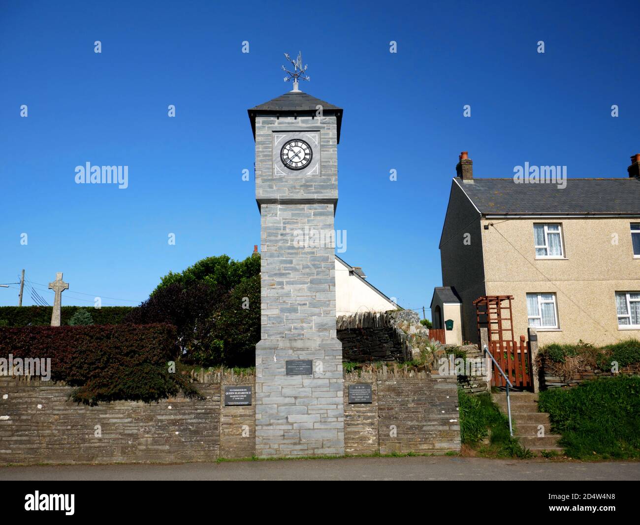 Der Millennium-Uhrenturm in Delabole, Cornwall, ist mit lokalem Schiefer konfrontiert. Stockfoto