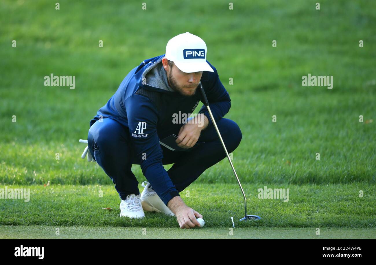 Englands Tyrell Hatton auf dem siebzehnten Grün während des vierten Tages der BMW PGA Championship im Wentworth Club, Virginia Water. Stockfoto