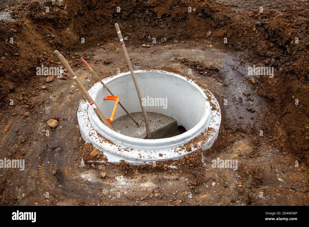 Baustelle für den Zugang zu einer Kanalisation, schmutziges Bachgelände Stockfoto