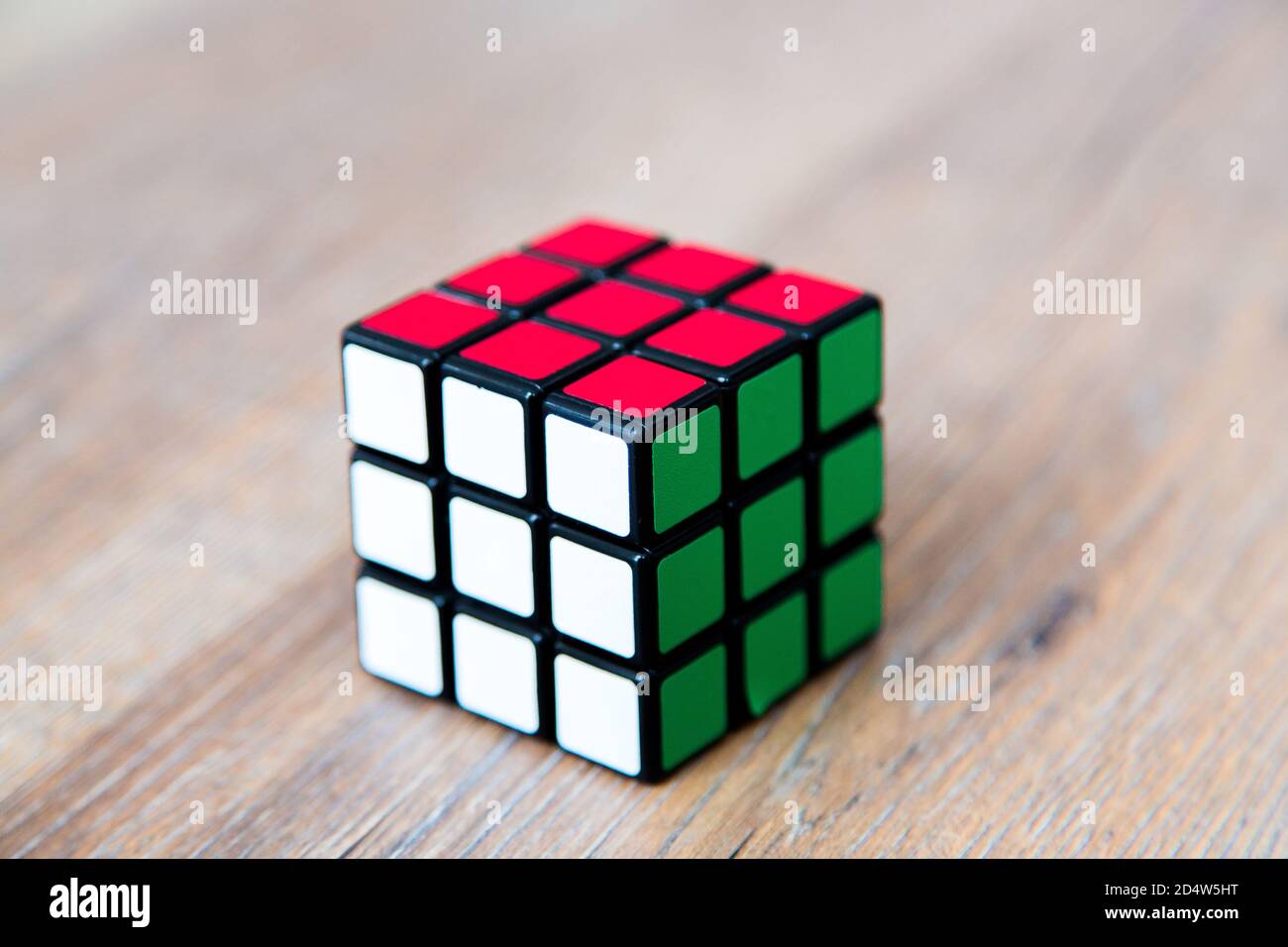 Rubik's Würfel auf dem weißen oder hölzernen Hintergrund. Rubik's Cube Inv Stockfoto