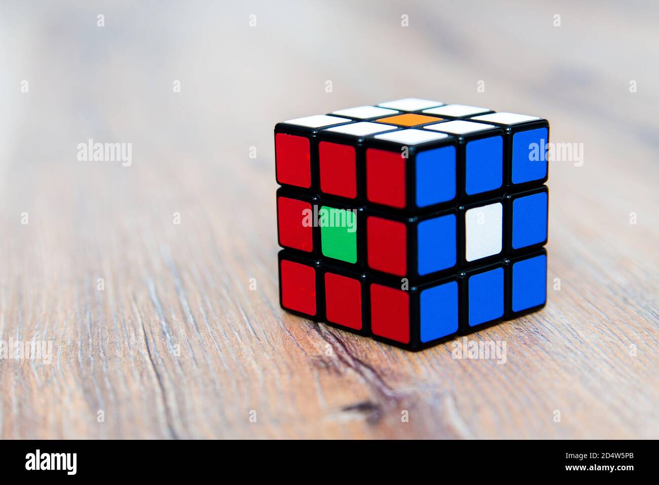 Rubik's Würfel auf dem weißen oder hölzernen Hintergrund. Rubik's Cube Inv Stockfoto