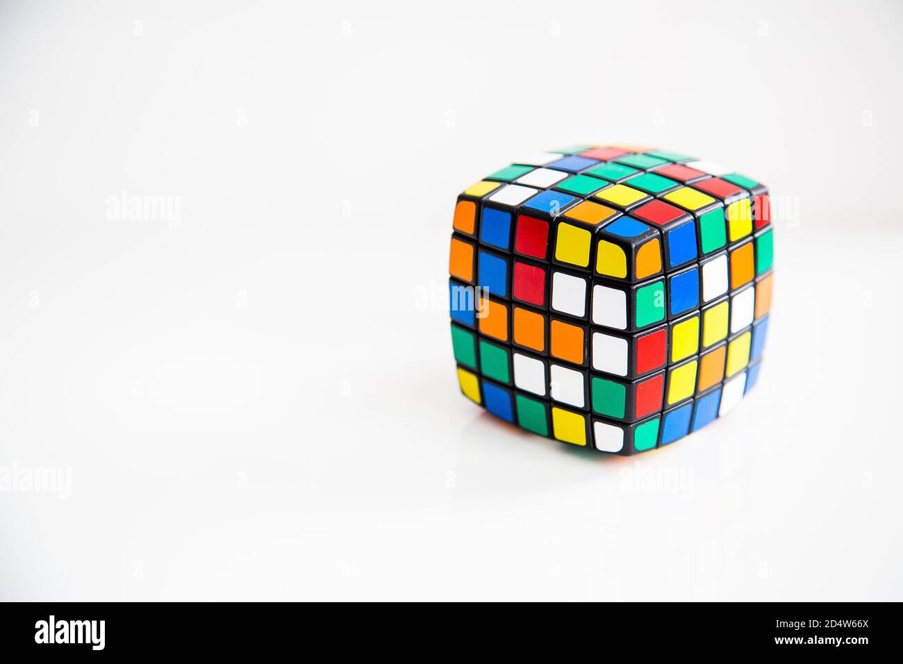 Rubik's Würfel auf dem weißen oder hölzernen Hintergrund. Rubik's Cube Inv Stockfoto