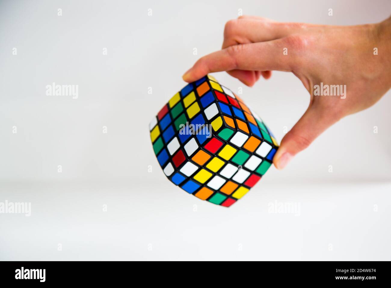 Rubik's Würfel auf dem weißen oder hölzernen Hintergrund. Rubik's Cube Inv Stockfoto