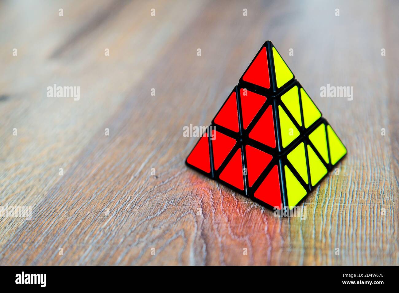 Rubik's Würfel auf dem weißen oder hölzernen Hintergrund. Rubik's Cube Inv Stockfoto