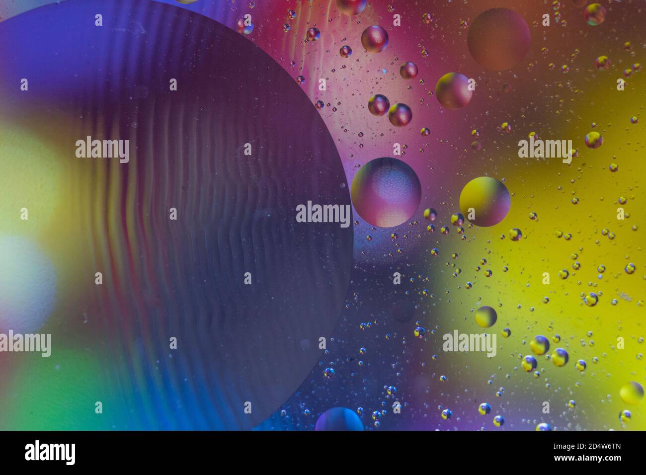 Bunte abstrakte Hintergrund mit Öl Kreise. Wasserblasen aus der Nähe. Öl bläht in Wasser. Kreisförmige Blasen Hintergrund. Stockfoto