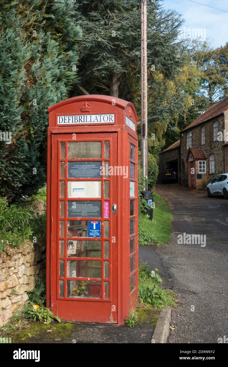 Defibrillator und Dorfbibliothek in alten Telefonkasten Tealby Lincolnshire 2020 Stockfoto