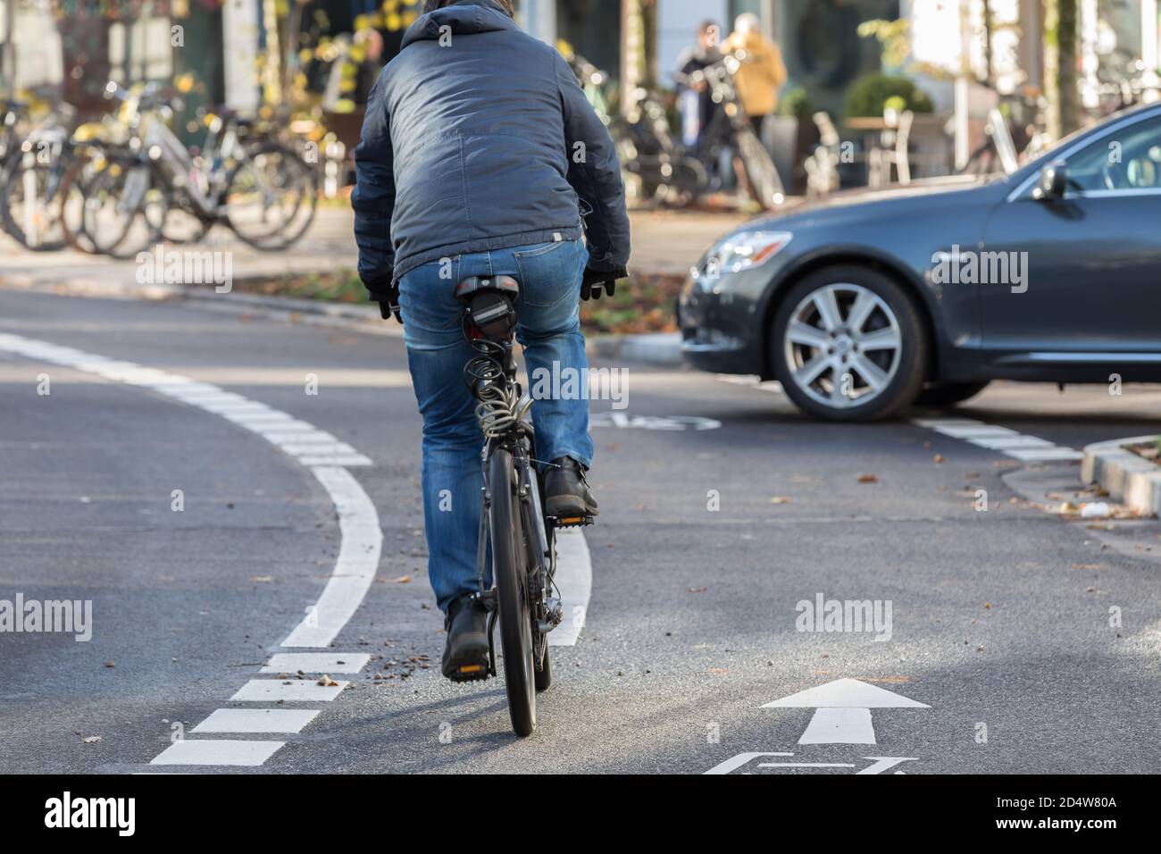 Radfahrer auf der Fahrradspur eines Verkehrskreises Stockfoto